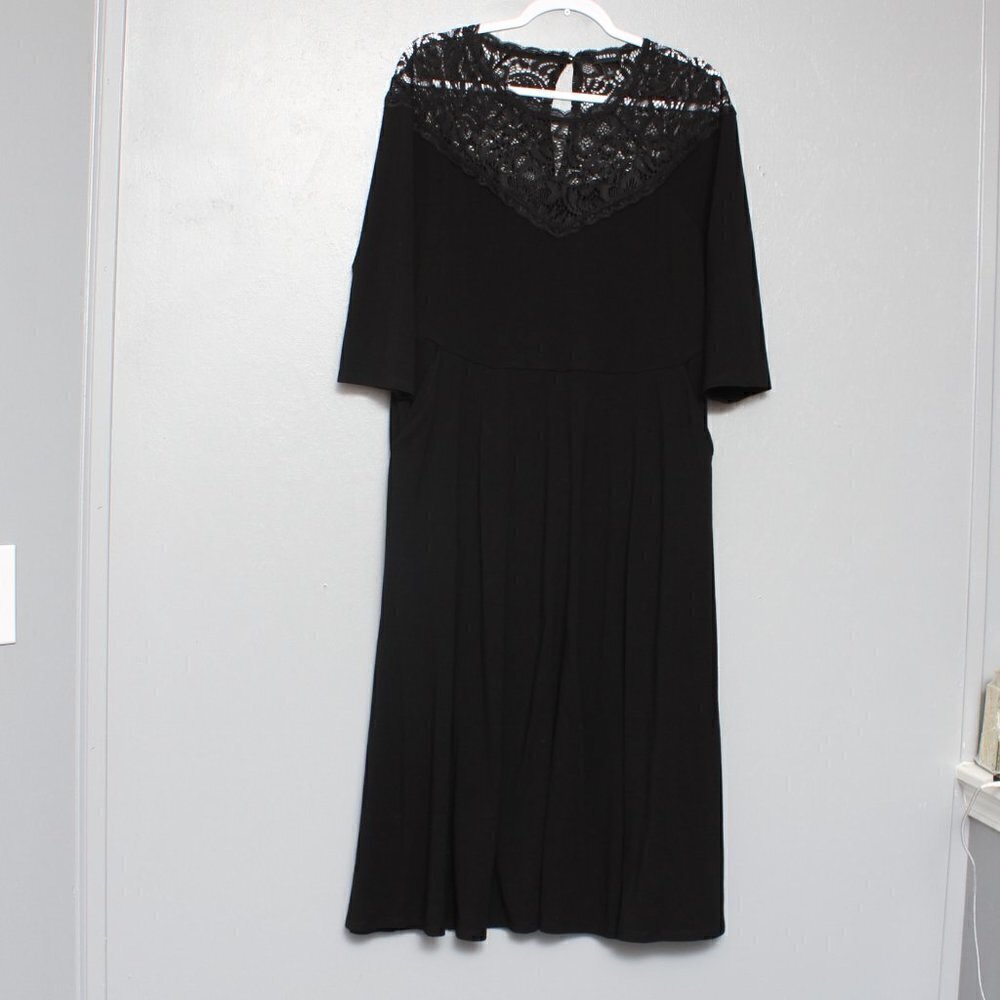Torrid SUPER SOFT & LACE YOKE BLACK MIDI DRESS